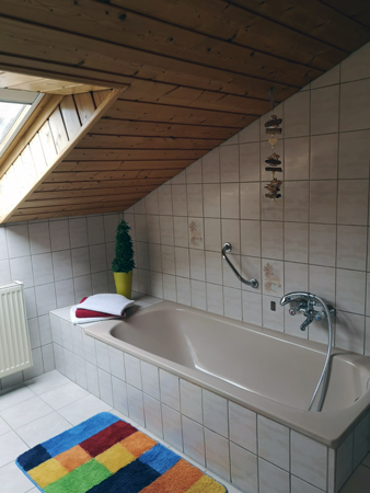 Badezimmer mit Dusche und Badewanne