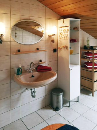 Badezimmer mit Dusche und Badewanne