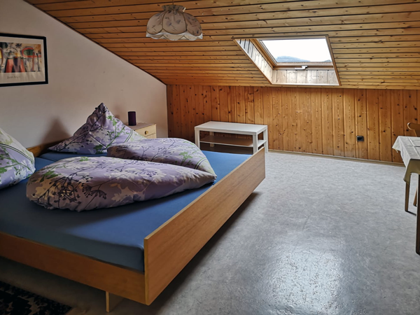 Badezimmer mit Dusche und Badewanne